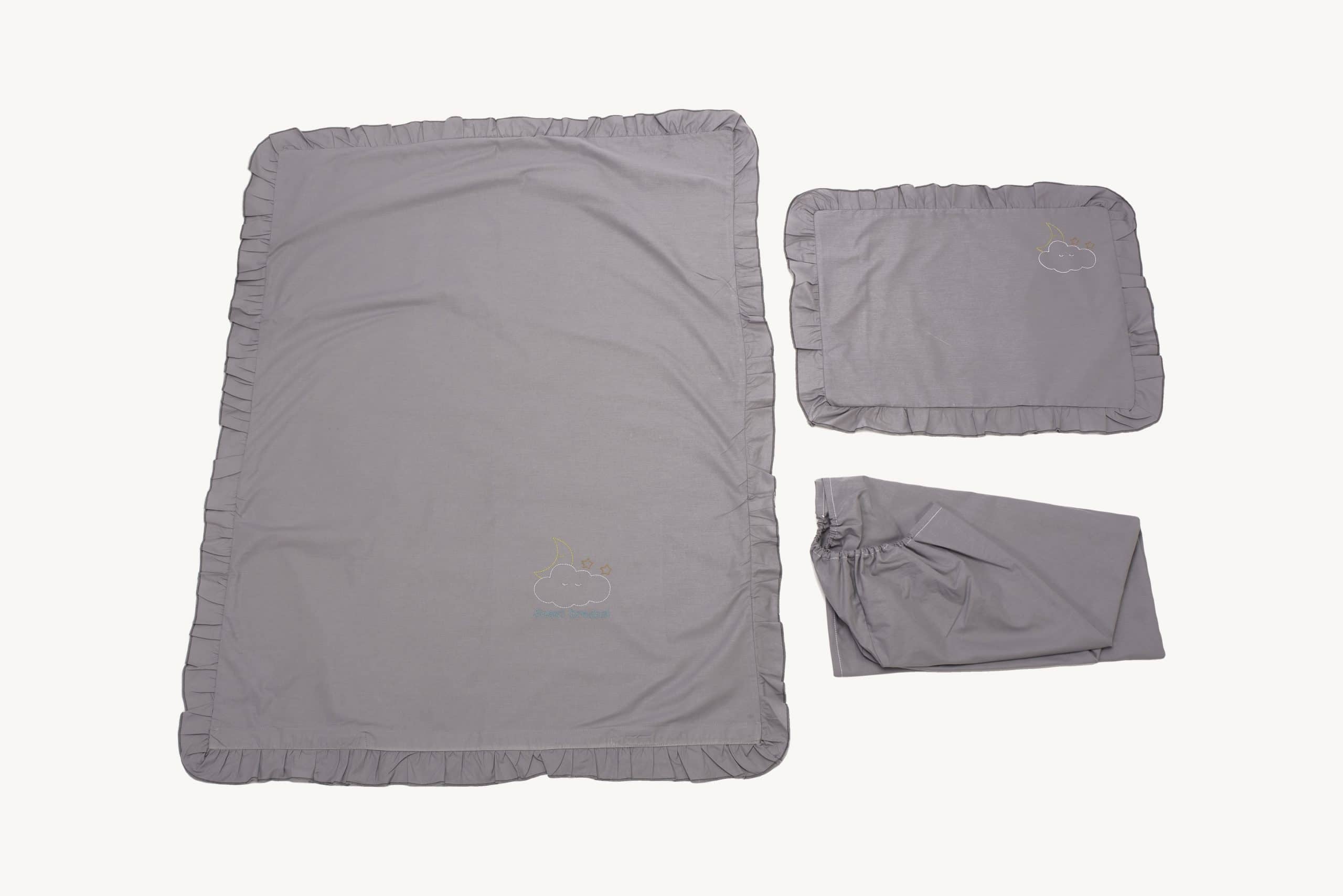 Set lenjerie patut bebe, bumbac (cearceaf pat 60x120, cearceaf pilota 80x110, fata perna 35x50), brodata, cu volan, GRI - 3